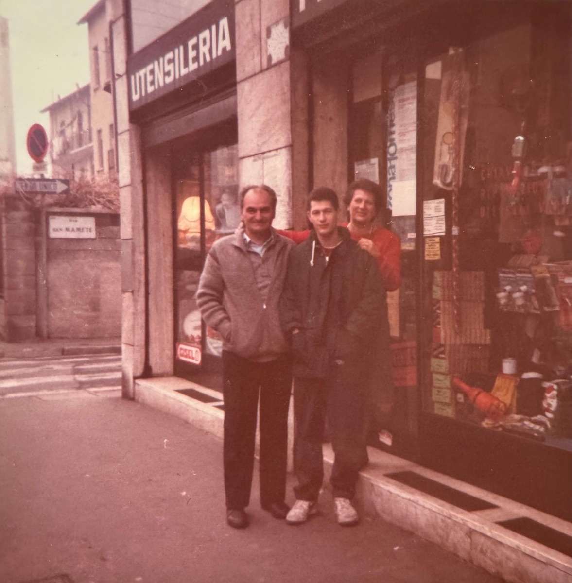 La famiglia Cariati davanti alla ferramenta storica