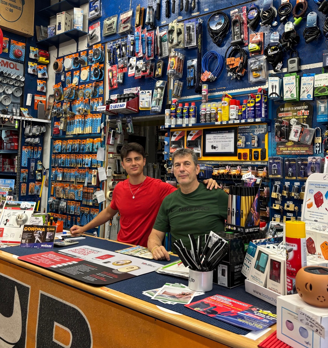 Antonello e Stefano Cariati al banco della ferramenta oggi